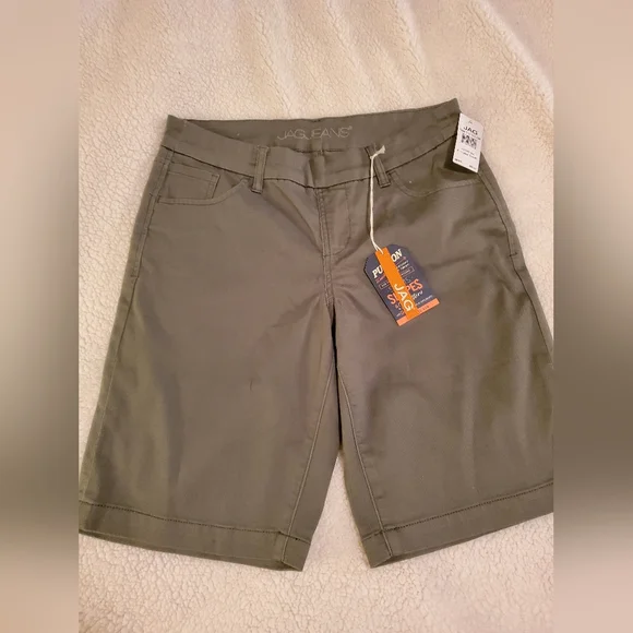 Jag Jeans Women's 8P pull on shorts. Eucalyptus color. No belt NWT. - Picture 1 of 9